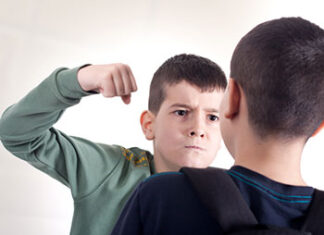 Mi hijo pega en el colegio: causas y qué hacer (guía práctica) niño con problemas de conducta en el colegio